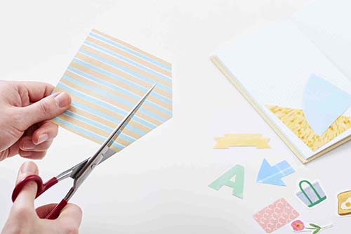 テープの裏に剥離紙がついており、ハサミでカットしやすい