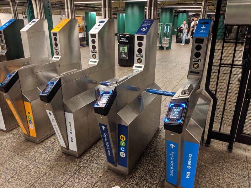 最近になり、一部駅にOMNYという非接触決済カードで通過可能なシステムが導入された