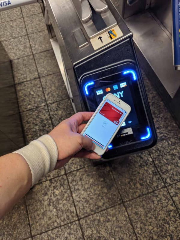 OMNYはApple Payで乗車が可能。ニューヨーク地下鉄は入場時しか検札しないので、そのままどの駅でも出られる