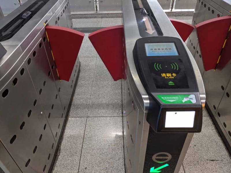 深セン地下鉄の入場ゲート。手前の部分にQRコード読み取り部があり、ここでQRコードを提示して通過できる