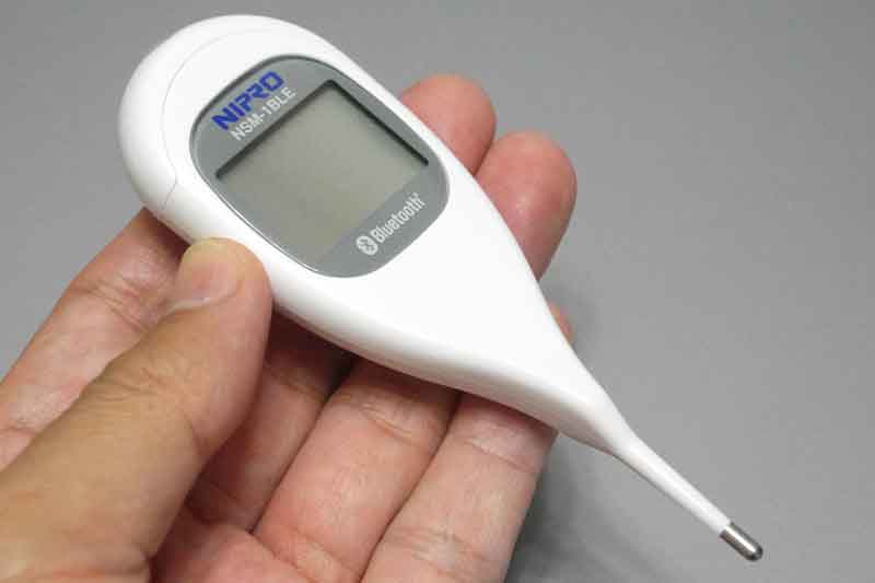 製品本体。ボディは大柄に見えるが、形状は一般的な電子体温計そのものだ