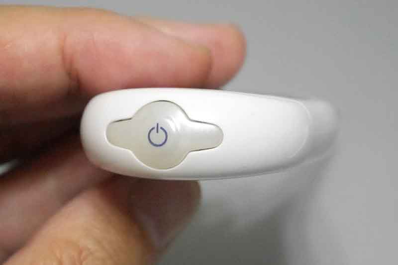 上部の電源ボタンを押して起動する。長押しするとオフになる