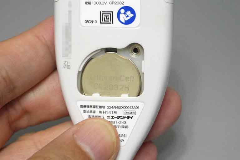 リチウムボタン電池(CR2032)で駆動する