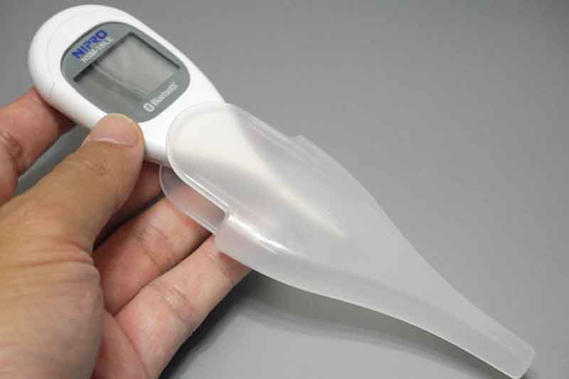 保管用のケースが付属する。出し入れ時に上部の電源ボタンを誤って押しやすいのがマイナス