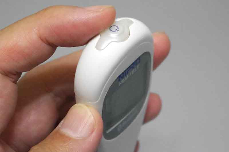 測定開始。まずは上部のボタンを押して電源を入れ、脇に挟む