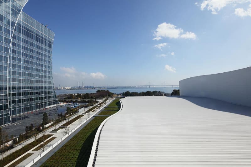 屋上緑化と汀(みぎわ)のように波打つ屋根