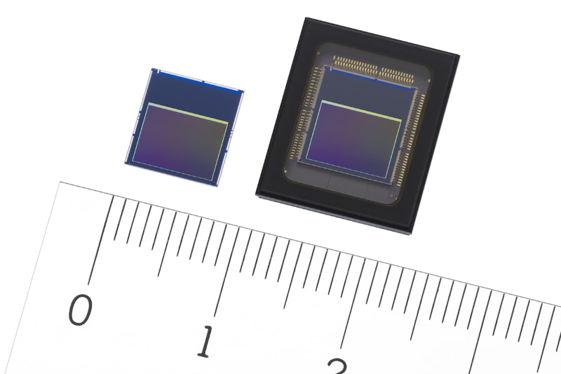 世界初「インテリジェントビジョンセンサー」。左からIMX500、IMX501