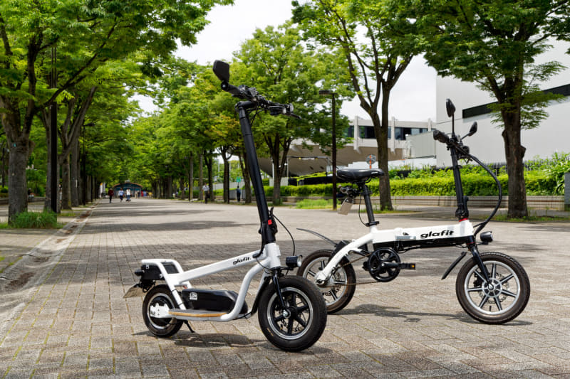 X-SCOOTER LOM(左)と初代のglafit バイク(右)