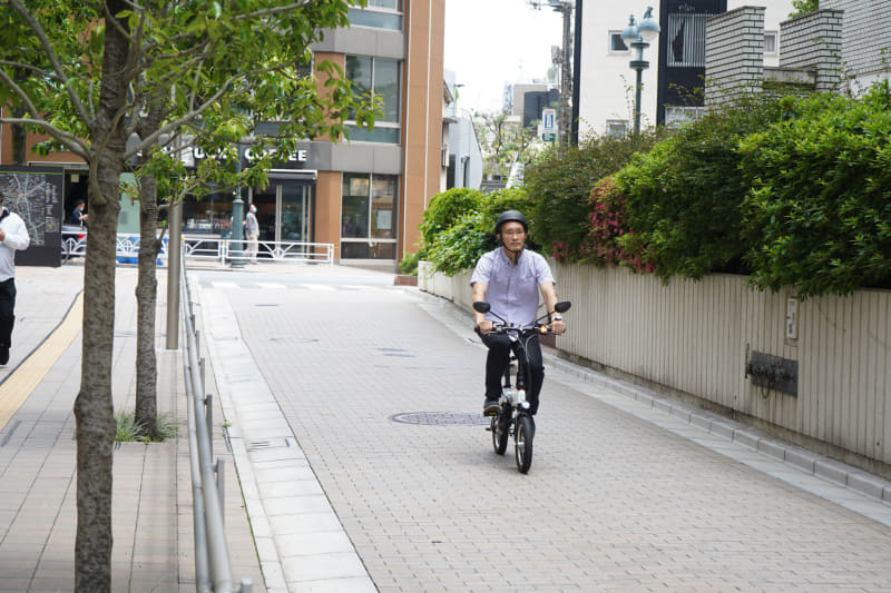 初代のglafit バイクにも試乗。こちらの方がサドルに座って運転することもあり、よりバイクっぽさがある