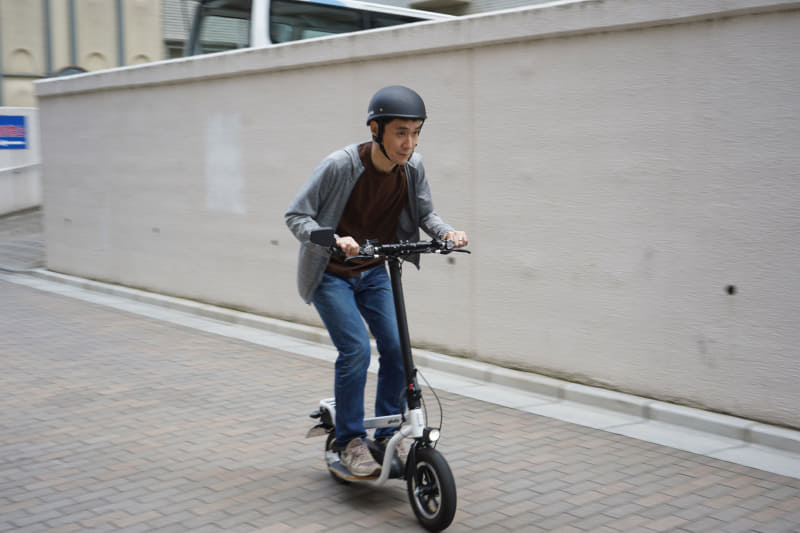 編集長も疾走。加速時に膝を少し曲げて前屈みになっているのは、X-SCOOTER LOMのパワフルさを考えるとむしろ安全