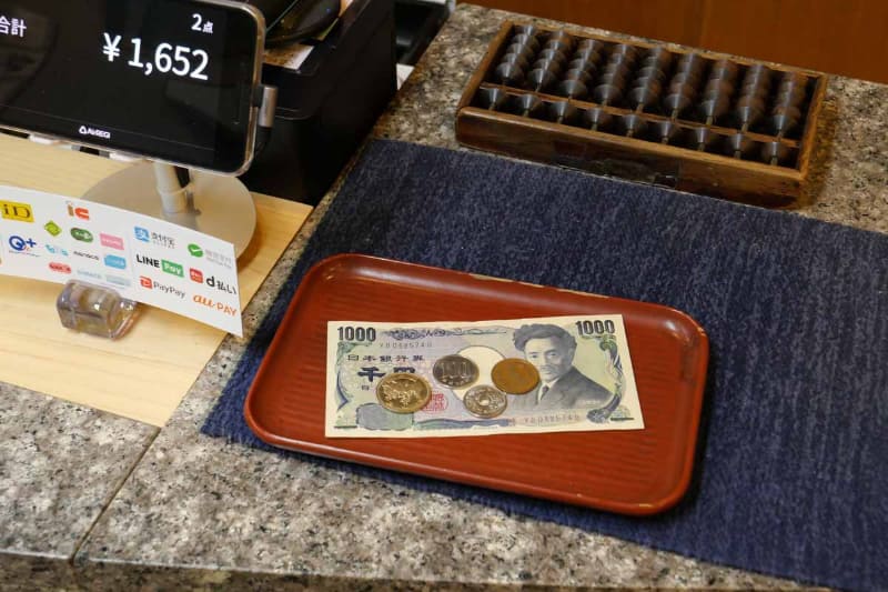 現金決済での現金のやりとりは、可能な限りトレーを使うようにした