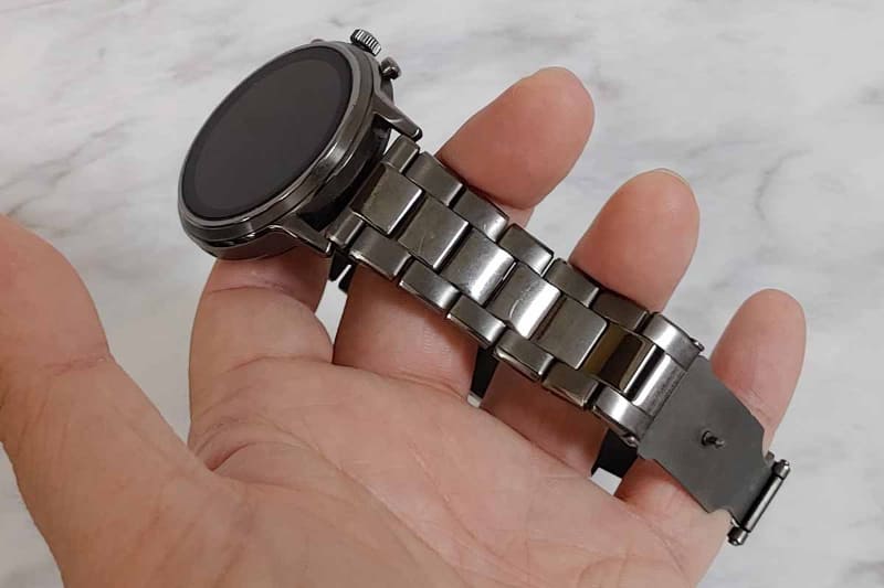 スモークステンレススチールモデルは腕時計と同じバンド