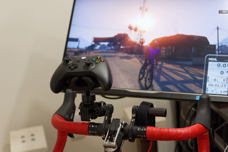 マニュアルで操舵するときは、どちらかというとゲームパッドが楽かも。専用ホルダーの登場が待たれる