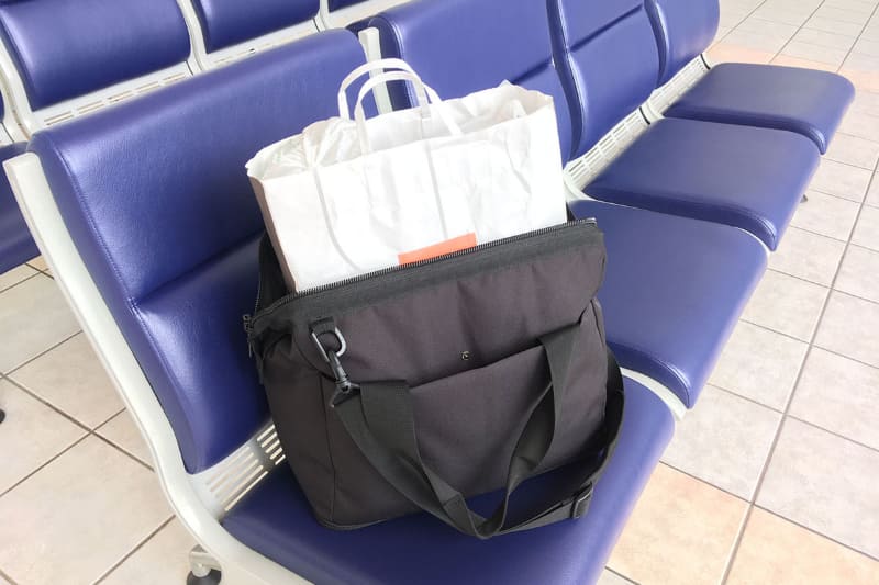 そもそもバッグに入らないから紙袋に入れてくれているわけで……