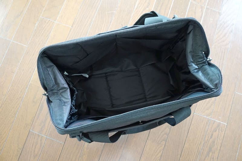 がま口をパックリ開けたボストンバッグスタイル。小分けポケットは内、外にあるが、PCを差し込める仕様ではない