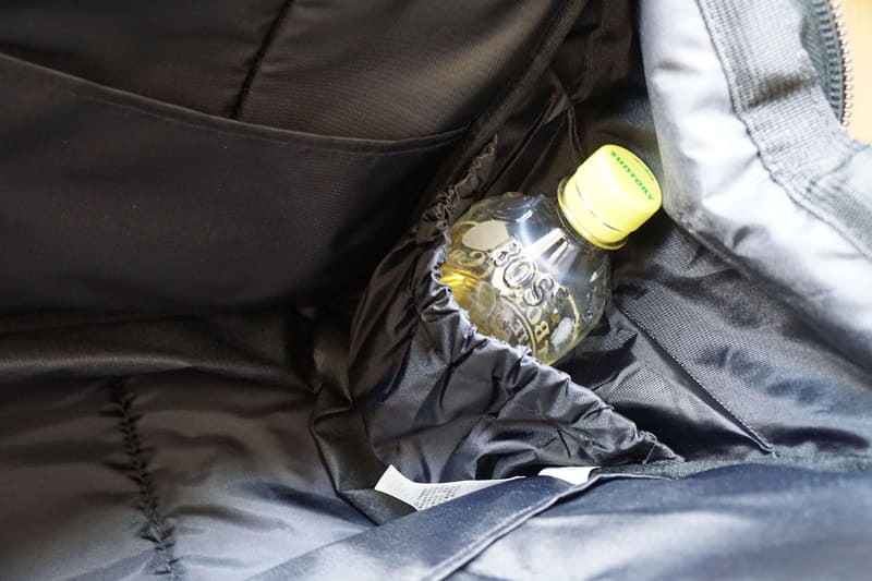 ドリンクにうってつけなポケットはある。しかしながらチェックアウト前に入れ込むひげ剃り、歯ブラシつっこみポケットとして使用