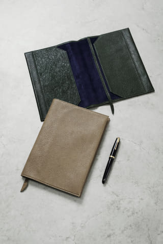 土屋鞄、革で仕立てたボールペンとノートカバー - Impress Watch