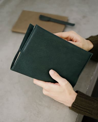 土屋鞄、革で仕立てたボールペンとノートカバー - Impress Watch