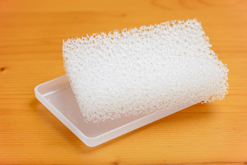 プラスチック製の半透明のトレーとスポンジがセットになっている
