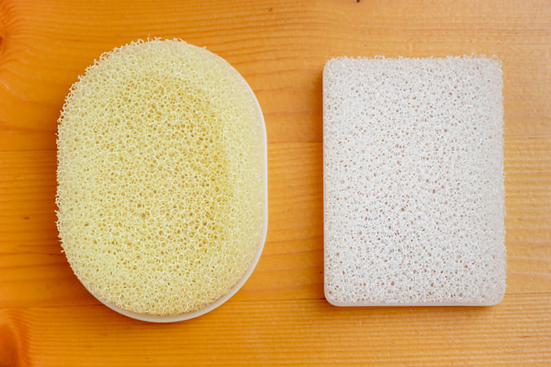 左が前モデル、右が新モデル。比べると大きさや厚み、くぼみの違いがよくわかる。前モデルは使い込んで黄色く変色しているが新品時は新モデルと同じ白色だった