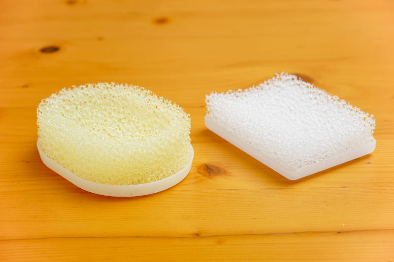 左が前モデル、右が新モデル。比べると大きさや厚み、くぼみの違いがよくわかる。前モデルは使い込んで黄色く変色しているが新品時は新モデルと同じ白色だった