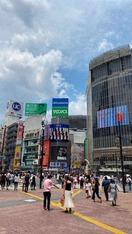 渋谷で撮影。非常に渋谷らしい風景だと思うが、パッと一発でリリカルな雰囲気に