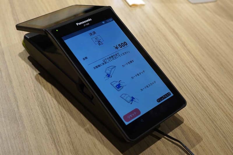 店舗側もクレジットカードを選ぶだけで、NFCやIC、磁気などの支払い方法を選ぶ必要はない