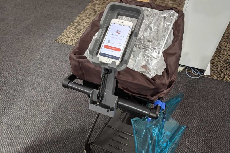 Shop＆Go利用の基本形態。カートにマイバッグとアプリを入れたスマートフォンをセットして買い物をスタート