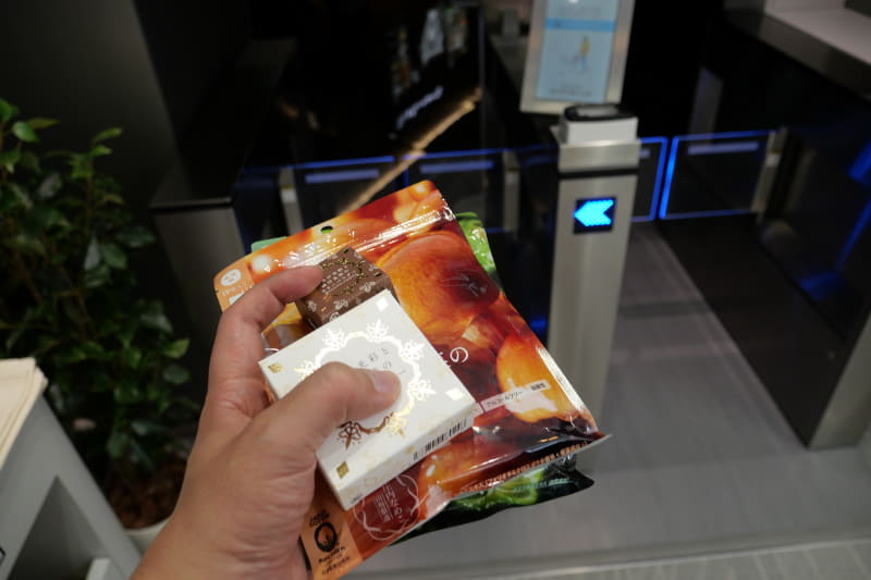 商品を購入する場合は、商品を手にしたまま(バッグなどに入れてもいい)退店ゲートに進めばいい