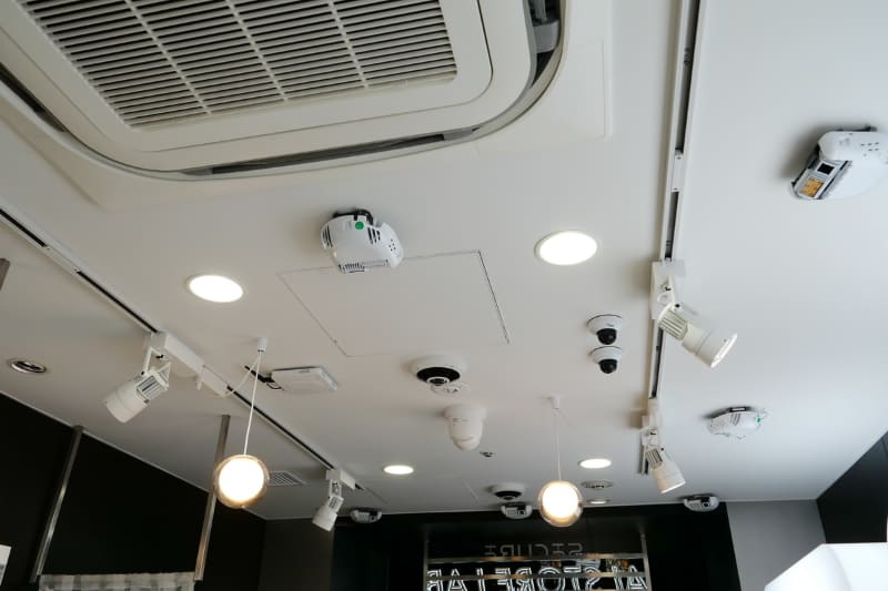 店内には多数のカメラやセンサーを設置している