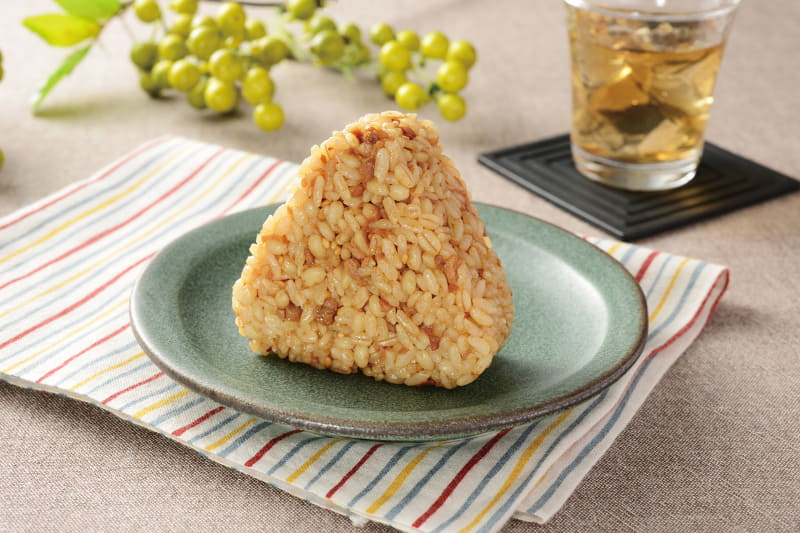 もち麦入 生姜とDAIZUMEATそぼろのおにぎり