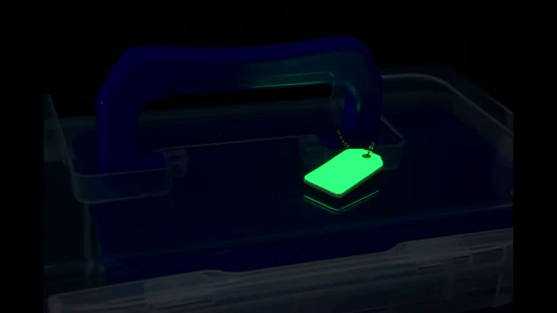 暗いところで明るく光る