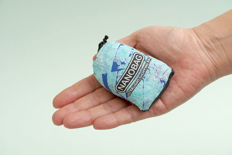 サイズは収納時約5×7cm。使用時約43×60cm。容量18L