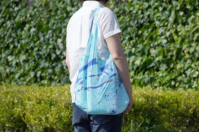 2Lのペットボトル2本を入れても余裕の容量と耐荷重。肩への負担も予想以上に少ない