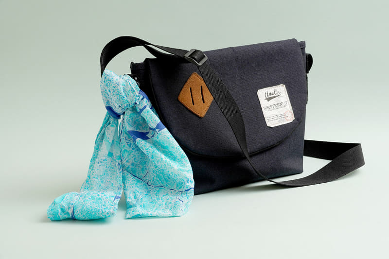 ポーチのストラップに結びつけておくとすぐに取り出せる。やわらかく薄手の素材だからこそ成せるワザ