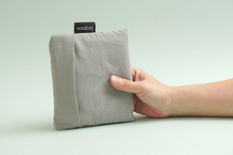 サイズは収納時約13×15.5×3cm。使用時約45×65cm(持ち手含む)