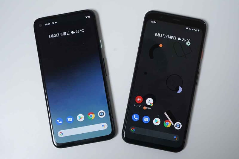 Pixel 4a(左)とPixel 4(右)