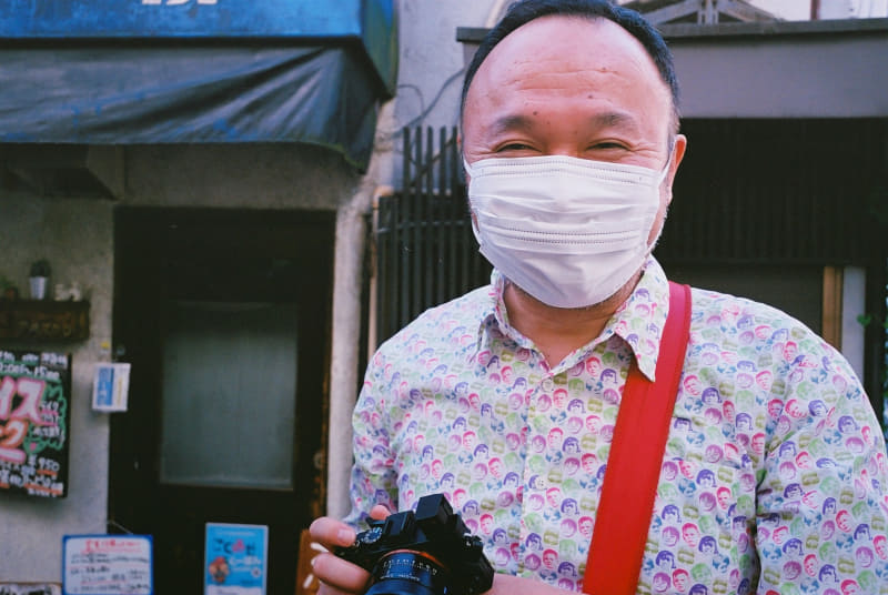 写真家の福田健太郎さん。ニコン 28Ti。フィルムはKODAK ULTRAMAX400