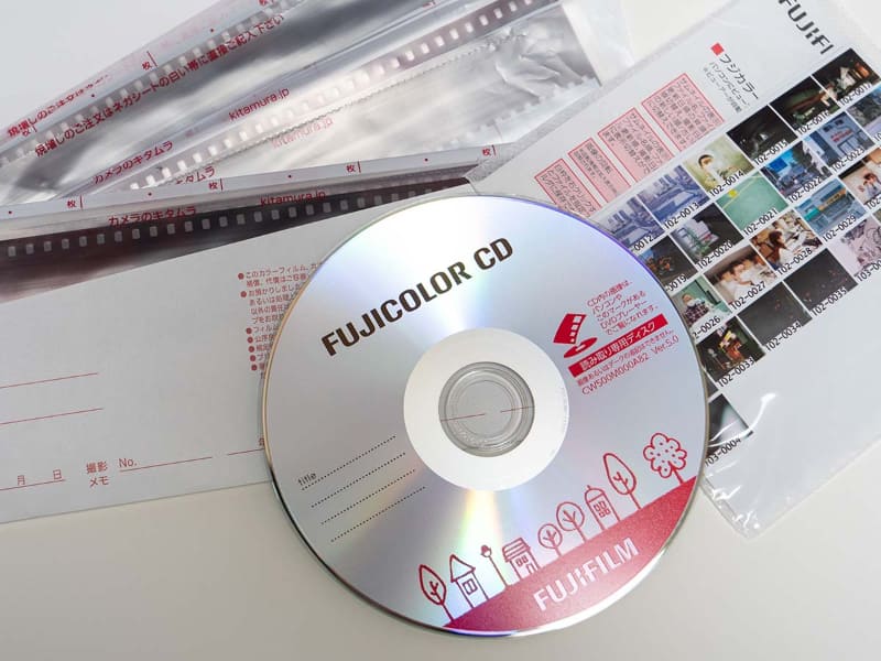 現像されたネガと、データが書かれたCD、それとインデックスプリント。コマ数によらず1本あたり1,342円です