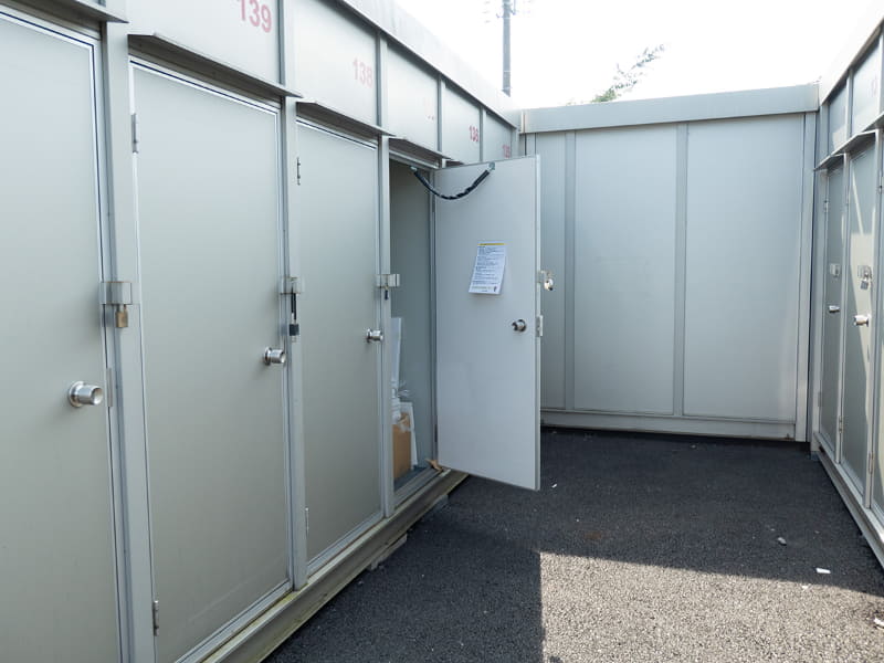 複数空いている場合は、車からの運びやすさも考慮した方がよさそうです。今回は、車を横づけできるところではないのですが、扉が奥に空くところにしました。また太陽光が直接当たると中が暑くなることもあるということでしたが、周りは囲まれており、扉は北向きというのは良かったのかもしれません