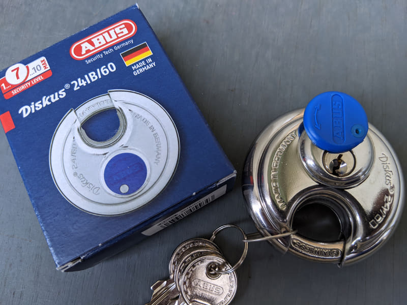 私が借りたところは、鍵は自前で用意する必要があるとのことでしたので、契約時にあわせて南京錠を購入しました。ABUSの24IB/60で4,000円でした