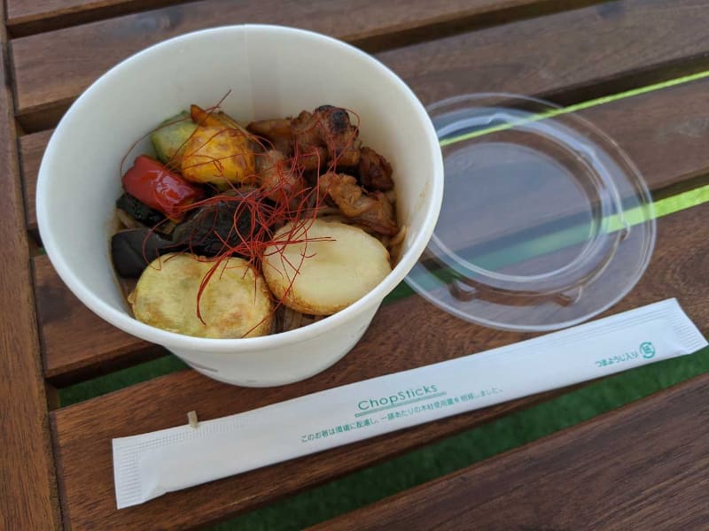 テーブルへと到着したDeliRoにアプリに表示されたQRコードを読み込ませると扉のロックが解除されて商品を取り出せるようになる。商品を受け取った後は、扉を閉めるとロボットは自動的に待機エリアへと戻っていく