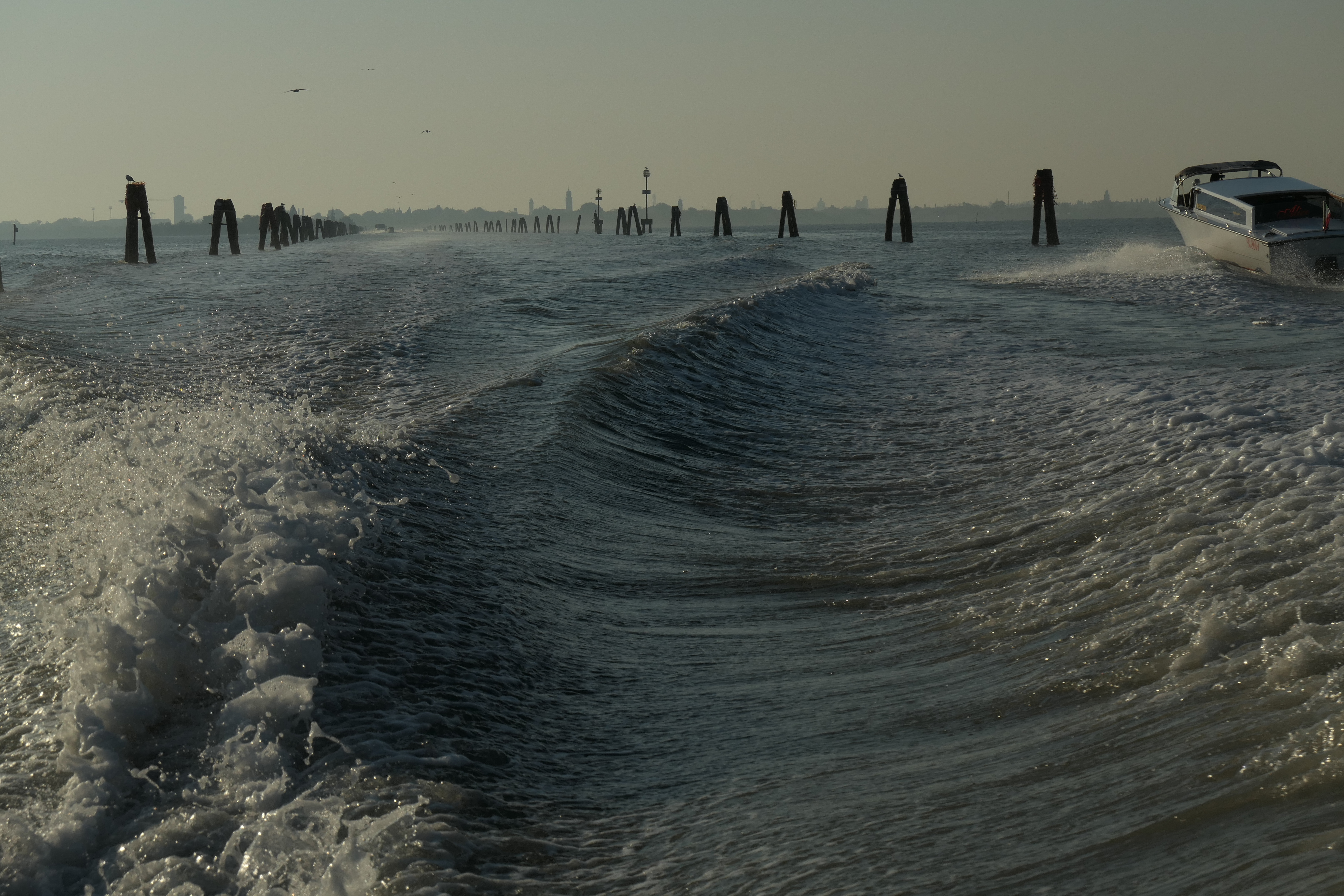 ボートから水面近くにちょっと手を伸ばして撮影といったことも小型・軽量なので簡単。ダイナミックレンジはは決して広くありませんが、空や水滴の描写は自然です。ベネチア<br/>33mm時(35mm判換算)・AE(絞りf8・1600分の1秒・－1補正)・ISO 125・JPEG