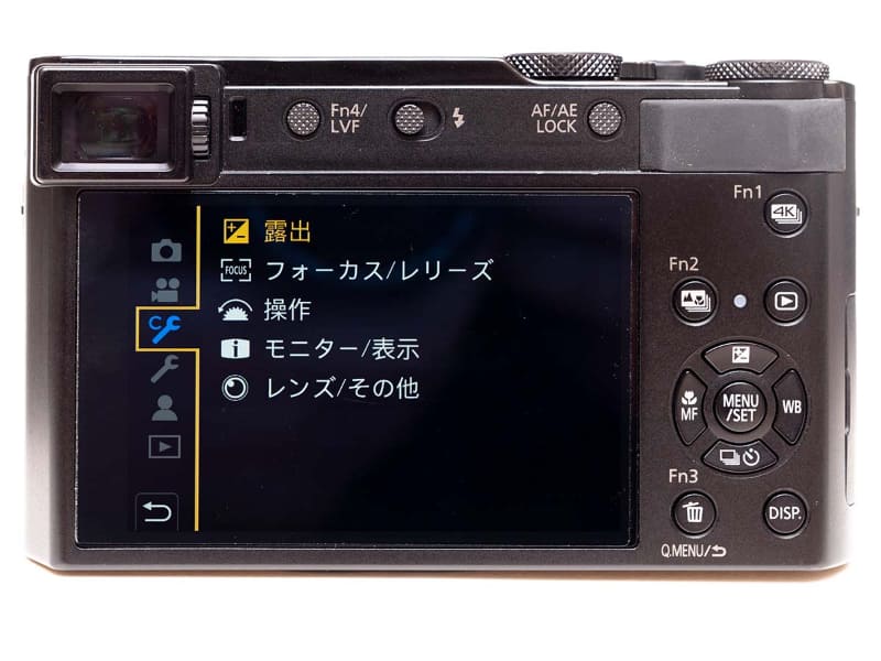 Qメニューや画面側にFnを設定できるなど、定番設定は呼び出しやすくなっています。多機能ながら、分かりやすいメニューも分かりやすいです。タッチパネルで、メニュー操作もできます。また、背面液晶時はタッチシャッター、ファインダー時はAF測距点の移動といった使い分けも可能です
