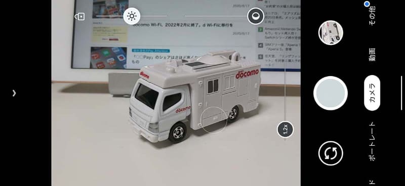 カメラのUI。ズームなども画面上で操作する