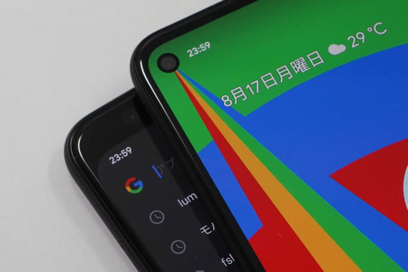 Pixel 4a(右)ではディスプレイ上にカメラがある
