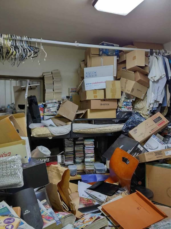 ビフォー。荷物の発掘や運び出しが終わった後の部屋、のはずだが……。ちなみに見えている段ボールはだいたい空である。なんじゃそりゃ、とツッコミを入れたくなると思うが、筆者も同じ気持ちだ