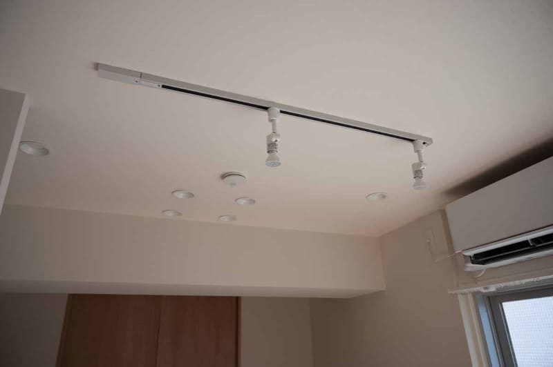 天井のライトは基本的に埋め込み形のLEDライトだった