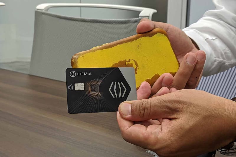 メタル素材が枠の部分だけである証明に、後ろから照明を当てるとチップとアンテナが透けて見える