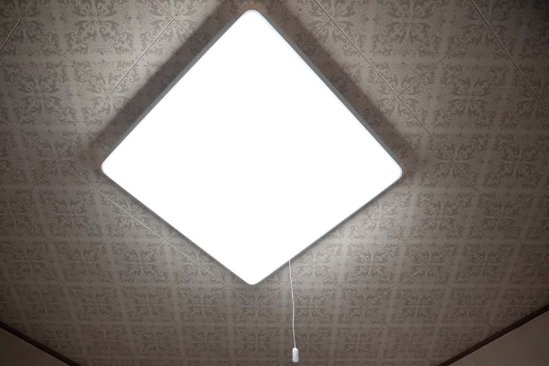 光源によって、モノの見え方は変わります。部屋の照明を変えれば、部屋全体がバッチリな色で見えるようになるはずです